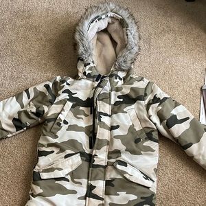 Abercrombie kids size 7/8 camo winter coat with removable fur